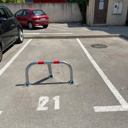Le Fondant-parking-terrasse *